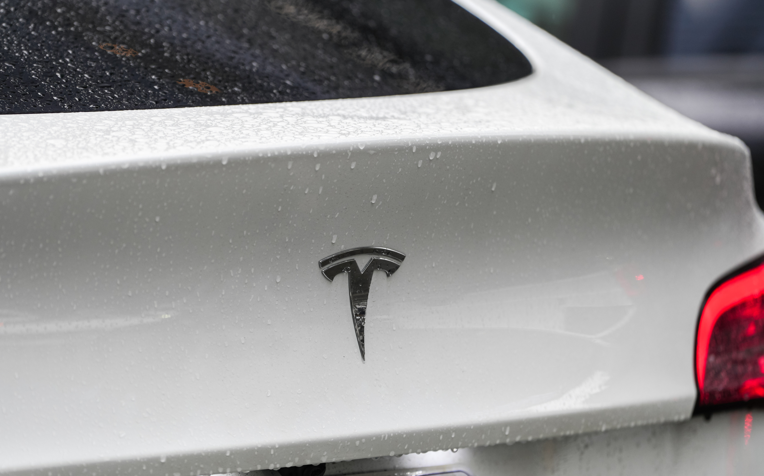 Tesla announces Q4 2023 deliveries and confirms the date for earnings